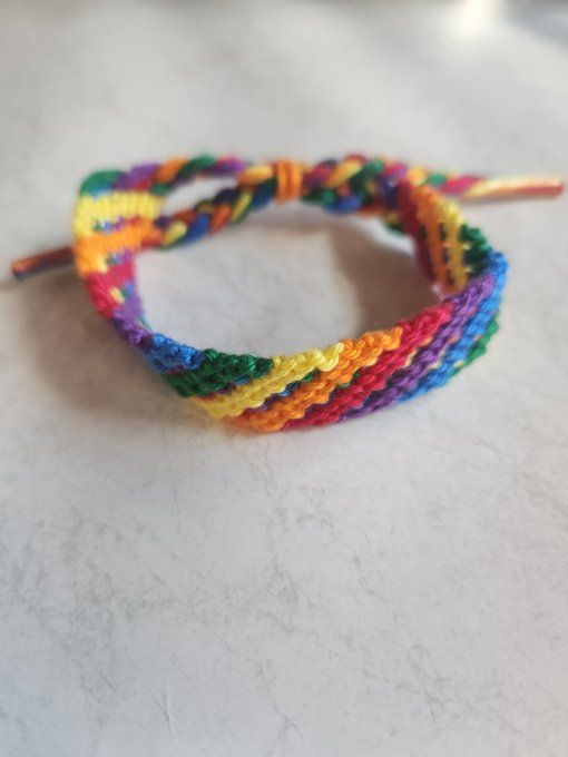 bracelet tressé, le motif est fait de doubles rayures entre lequelle il y a des trous, l'ensemble do