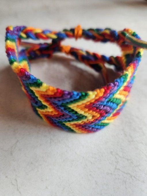 bracelet tressé motif en W arc en ciel