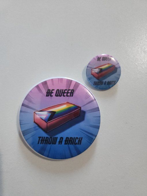 badge et porte clé Be Queer Throw a brick
