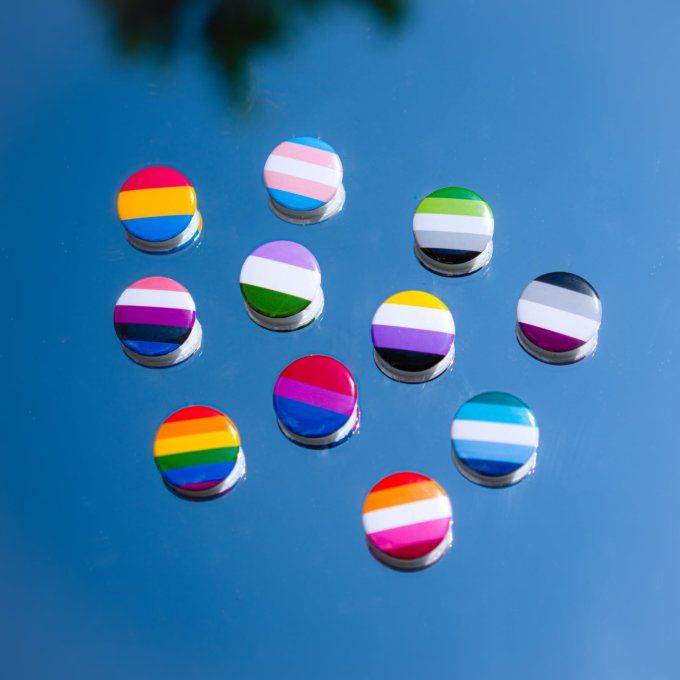 plusieurs badges avec différents drapeaux lgbtqia